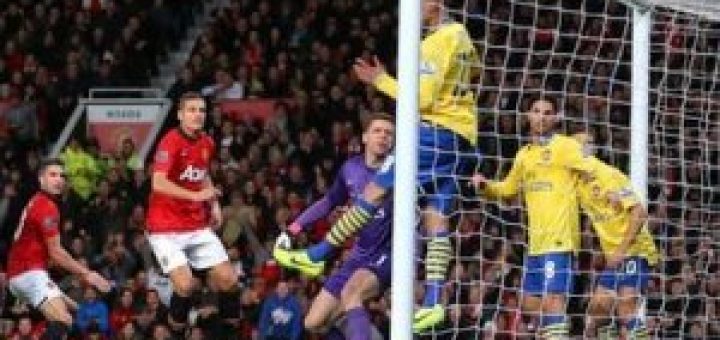 van Persie scores against Arsenal